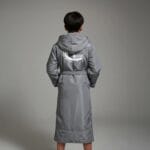 ⁦بورنص سباحة محترفين للأطفال - رمادي أنيق مبطن بالقطن⁩ - الصورة ⁦3⁩