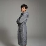 ⁦بورنص سباحة محترفين للأطفال - رمادي أنيق مبطن بالقطن⁩ - الصورة ⁦2⁩