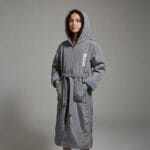 ⁦بورنص سباحة محترفين للأطفال - رمادي أنيق مبطن بالقطن⁩ - الصورة ⁦4⁩