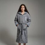 ⁦بورنص سباحة محترفين للأطفال - رمادي أنيق مبطن بالقطن⁩ - الصورة ⁦5⁩