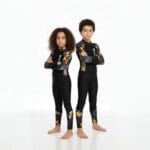 بدلة السباحة كاملة للأطفال -باللون الأسود مع نقشة الحجر الأصفر