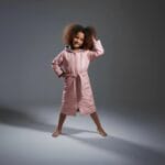 ⁦بورنص سباحة محترفين للأطفال - كشمير أنيق مبطن بالقطن⁩ - الصورة ⁦7⁩