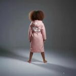 ⁦بورنص سباحة محترفين للأطفال - كشمير أنيق مبطن بالقطن⁩ - الصورة ⁦6⁩