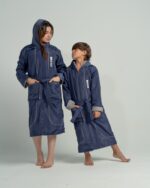 ⁦بورنص سباحة المحترفين للأطفال - كحلي أنيق مبطن بالقطن⁩ - الصورة ⁦2⁩