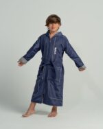 ⁦بورنص سباحة المحترفين للأطفال - كحلي أنيق مبطن بالقطن⁩ - الصورة ⁦4⁩