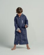 ⁦بورنص سباحة المحترفين للأطفال - كحلي أنيق مبطن بالقطن⁩ - الصورة ⁦3⁩