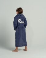 ⁦بورنص سباحة المحترفين للأطفال - كحلي أنيق مبطن بالقطن⁩ - الصورة ⁦5⁩