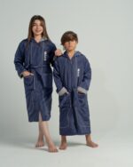 ⁦بورنص سباحة المحترفين للأطفال - كحلي أنيق مبطن بالقطن⁩ - الصورة ⁦6⁩