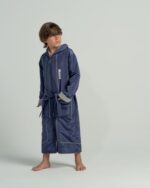 ⁦بورنص سباحة المحترفين للأطفال - كحلي أنيق مبطن بالقطن⁩ - الصورة ⁦8⁩