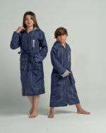 ⁦بورنص سباحة المحترفين للأطفال - كحلي أنيق مبطن بالقطن⁩ - الصورة ⁦10⁩