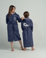 ⁦بورنص سباحة المحترفين للأطفال - كحلي أنيق مبطن بالقطن⁩ - الصورة ⁦7⁩