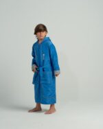 ⁦بورنص سباحة محترفين للأطفال - أزرق أنيق مبطن بالقطن⁩ - الصورة ⁦2⁩