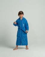 ⁦بورنص سباحة محترفين للأطفال - أزرق أنيق مبطن بالقطن⁩ - الصورة ⁦8⁩