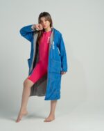 ⁦بورنص سباحة محترفين للأطفال - أزرق أنيق مبطن بالقطن⁩ - الصورة ⁦4⁩