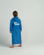 ⁦بورنص سباحة محترفين للأطفال - أزرق أنيق مبطن بالقطن⁩ - الصورة ⁦6⁩