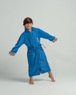 ⁦بورنص سباحة محترفين للأطفال - أزرق أنيق مبطن بالقطن⁩ - الصورة ⁦9⁩