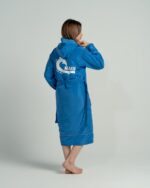 ⁦بورنص سباحة محترفين للأطفال - أزرق أنيق مبطن بالقطن⁩ - الصورة ⁦5⁩