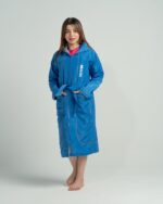 ⁦بورنص سباحة محترفين للأطفال - أزرق أنيق مبطن بالقطن⁩ - الصورة ⁦7⁩