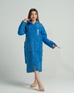 ⁦بورنص سباحة محترفين للأطفال - أزرق أنيق مبطن بالقطن⁩ - الصورة ⁦3⁩