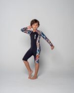 ⁦بدلة سباحة كم شورت للأطفال -باللون الأسود مع نقشة الحجر الأبيض⁩ - الصورة ⁦4⁩