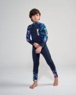 ⁦بدلة سباحة كاملة للأطفال - باللون الكحلي مع نقشة قنديل البحر⁩ - الصورة ⁦2⁩