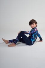 ⁦بدلة سباحة كاملة للأطفال - باللون الكحلي مع نقشة قنديل البحر⁩ - الصورة ⁦3⁩