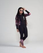 ⁦بدلة سباحة كاملة للبنات - باللون الأسود مع نقشة الحجر الموف⁩ - الصورة ⁦4⁩