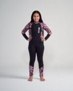 ⁦بدلة سباحة كاملة للبنات - باللون الأسود مع نقشة الحجر الموف⁩ - الصورة ⁦3⁩