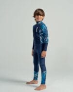 ⁦بدلة سباحة كاملة للأطفال -باللون الكحلي مع نقشة قشر السمك اللبني⁩ - الصورة ⁦3⁩