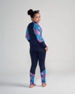 ⁦بدلة سباحة كاملة للبنات- باللون الكحلي مع نقشة الورد⁩ - الصورة ⁦5⁩