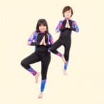 ⁦بدلة السباحة كاملة للأطفال - باللون الأسود مع نقشة الريشة⁩ - الصورة ⁦4⁩