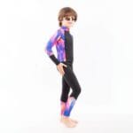 ⁦بدلة السباحة كاملة للأطفال - باللون الأسود مع نقشة الريشة⁩ - الصورة ⁦2⁩