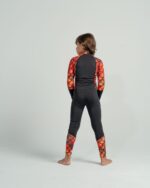 ⁦بدلة سباحة كاملة للأطفال -باللون الأسود مع نقشة قشر السمك البرتقالي⁩ - الصورة ⁦3⁩