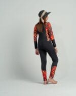 ⁦بدلة سباحة كاملة للأطفال -باللون الأسود مع نقشة قشر السمك البرتقالي⁩ - الصورة ⁦4⁩