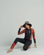 ⁦بدلة سباحة كاملة للأطفال -باللون الأسود مع نقشة قشر السمك البرتقالي⁩ - الصورة ⁦5⁩