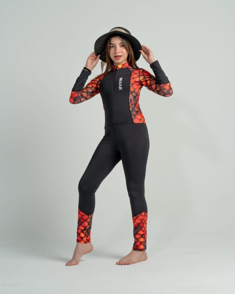 بدلة سباحة كاملة للأطفال -باللون الأسود مع نقشة قشر السمك البرتقالي