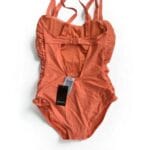 ⁦​بدلة سباحة نسائية قطعة واحدة بلون مرجاني خوخي (مستورد) - تصميم داعم ورافع⁩ - الصورة ⁦3⁩