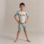 ⁦مايوه أولادي قطعتين مبطن - طقم سباحة ناعم للأطفال بنقشة Surf Dinosaurs | MAUI⁩ - الصورة ⁦2⁩