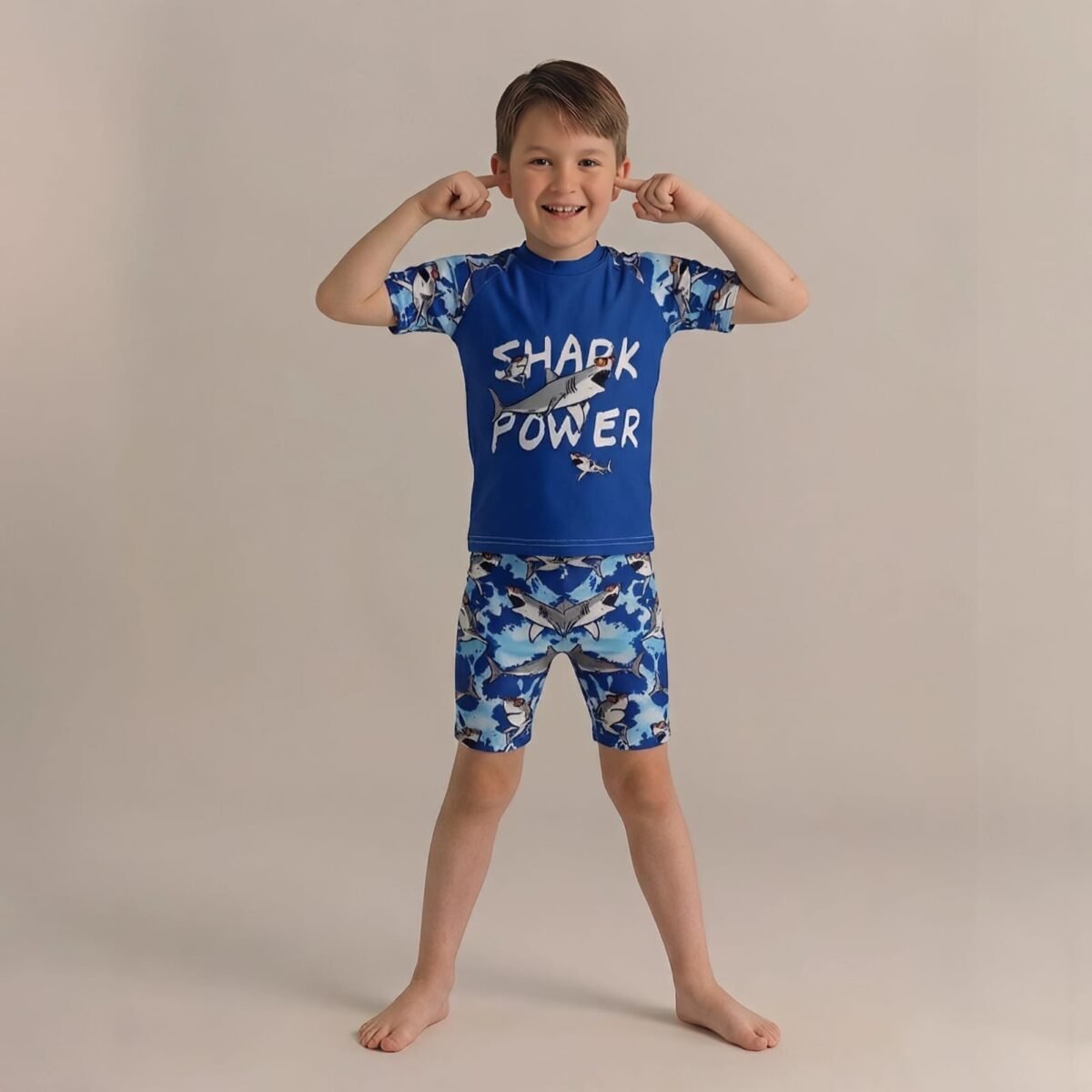 ⁦مايوه أولادي قطعتين مبطن - طقم سباحة ناعم للأطفال بنقشة Shark Power | MAUI⁩ - الصورة ⁦4⁩