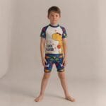 ⁦مايوه أولادي قطعتين مبطن - طقم سباحة ناعم للأطفال بنقشة Cool Player Dino | MAUI⁩ - الصورة ⁦4⁩