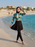 ⁦مايوه محجبات (بوركيني) 4 قطع - تصميم Tie-dye  عصري بخامة سريعة الجفاف من MAUI⁩ - الصورة ⁦2⁩