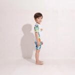 ⁦مايوه أولادي قطعتين مبطن - طقم سباحة ناعم للأطفال بنقشة Surf Dinosaurs | MAUI⁩ - الصورة ⁦4⁩