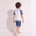 ⁦مايوه أولادي قطعتين مبطن - طقم سباحة ناعم للأطفال بنقشة Cool Player Dino | MAUI⁩ - الصورة ⁦2⁩