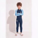 ⁦بدلة سباحة كاملة للأطفال بتصميم "نجم البحر" - من MAUI | وتر بروف وحماية من الشمس.⁩ - الصورة ⁦2⁩