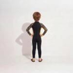 ⁦بدلة سباحة كاملة للأطفال بتصميم "رويال تايجر" - من MAUI | حماية قصوى من الشمس.⁩ - الصورة ⁦4⁩