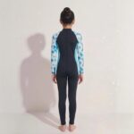 ⁦بدلة سباحة بناتي كاملة بتصميم "زهور الأقحوان"من MAUI |راحة فائقة وحرية حركة مطلقة⁩ - الصورة ⁦2⁩