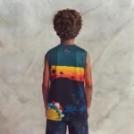 تيشيرت كت أولادي أخضر من MAUI - بطبعة غروب الشمس والنخيل - الصورة 2